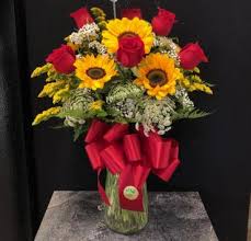 Send sunflowers for delivery in mason jars, or mixed bouquets of sunflowers and roses! Roses And Sunflowers Hilo Hi Florist Same Day Flower Delivery For Any Occasion