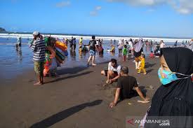 Akses yang sangat mudah dan strategis, menjadikan pantai pangandaran selalu ramai oleh wisatawan maupun. Pantai Pangandaran Diserbu Wisatawan Gugus Tugas Covid 19 Siap Menindak Jpnn Com