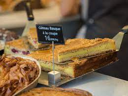 Pour diversifier ses ressources, une association est généralement amenée à vendre des produits, mais aussi des services. Gateau Basque