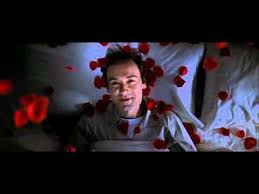 Tocca a lei trovare la chiave per aprire la casa di petali rossi? American Beauty Petali Rossi Sul Letto Youtube