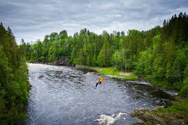 Høyt & lavt bygger og drifter klatreparker over hele landet, deriblant skandinavias største klatrepark i vestfold. Skandinavias Storste Klatrepark Hoyt Lavt Vestfold