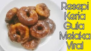 Gula melaka, or palm sugar syrup can be prepared and kept in the refrigerator for easy usage when needed. Resepi Kuih Keria Gula Melaka Sedap Dan Lembut Youtube