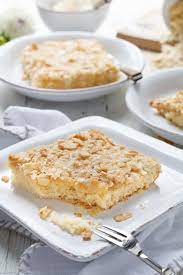 Unsere auswahl an wunderbaren rezepten ist riesig und wird sie begeistern! Schneller Becher Blechkuchen Mit Knuspermandeln Emmikochteinfach