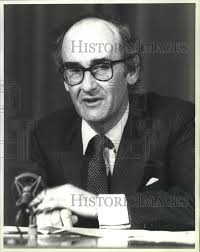 1982 Press Photo British Defense Secretary John Nott briefs reporters