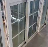 Ventana corredera de aluminio con vista panorámica, puertas y ventanas  corredizas de vidrio, ventana corredera de color bronce, diseño de ventanas  para casa