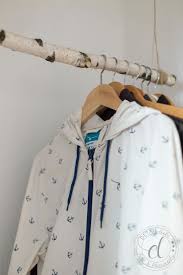 Bretter eignen sich für die unterschiedlichsten einsätze: Flur Diy Garderobe Birkenstamm Garderobe Diy Hangende Kleidung Diy Kleiderschrank