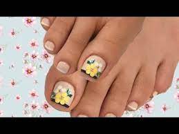 Una muestra de que las uñas de los pies también pueden ser pintadas de forma espectacular, el detalle aplicado en este caso es sorprendente y destaca por los pequeños brillos colocados en ellas, para. Decoracion De Flores En Las Unas De Los Pies Youtube Unas Pies Decoracion Arte De Unas De Pies Unas De Los Pies Bonitas