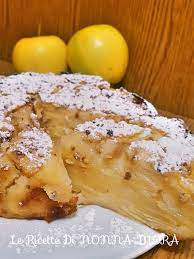 Torta ungherese costituita da cinque strati di torta margherita farciti con una crema al cioccolato e spolverata di cacao. Mille Strati Di Mele Cremose