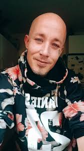 Hoppas det är bra med er era kämpar! Och att ni håller ut och har tålamod  för förändring!❤️ Vi kämpar på vi också och försöker leva på men det är  svårt!🤷‍♂️ Jag ska fortsätta med traumabearbetning och ...