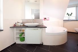 Badewannen allerdings lassen sich mit einer badewannenfaltwand im handumdrehen zu einer vollwertigen dusche umfunktionieren. Badezimmer Ihr Individuelle Badmobel Aus Gesees