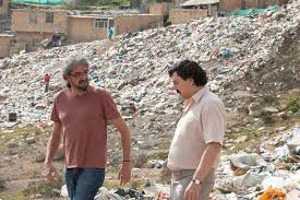 In 1982, il cunostea pe pablo escobar, un misterios om politic de 33 de ani care, in realitate, manevra itele unei lumi de o bogatie inegalabila, in care mare parte din fluxul continuu de bani provenind din traficul de cocaina se canaliza catre proiecte caritabile si campanii electorale ale unor candidati la. Iubindu L Pe Pablo Urandu L Pe Escobar
