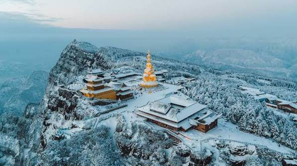 Mount Emei, a famous Buddhist mountain in China, has turned into a winter  wonderland after heavy snowfall. [Photo: VCG] For more:  http://chinaplus.cri.cn/photos/recommended/1661/604895