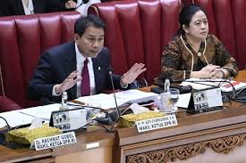 Wakil ketua dpr azis syamsuddin dikabarkan mengalami kecelakaan sepeda di kawasan senayan, jakarta, jumat (16/10/2020). Geledah Kantor Azis Syamsuddin Kpk Sita Bukti Dugaan Suap