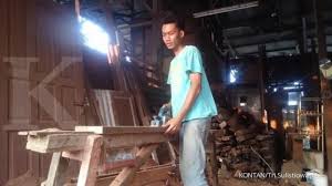Kusen pintu berfungsi sebagai akses utama untuk masuk kedalam rumah. Mencari Kusen Dan Daun Pintu Kayu Di Kawasan Semanan Jakarta Barat Halaman All Warta Kota