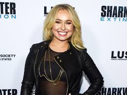 Hayden panettiere just debuted a short platinum blonde hair makeover on feb. Hayden Panettiere Reveals Silver Pixie Cut On Twitter Photos Allure