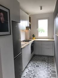 Kuchnia Ikea Metod Z Bialymi Frontami Veddinge I Uchwytami Blankett Small Apartment Kitchen Ikea Metod Kitchen Home Kitchens