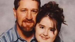 El padre de una adolescente mata al novio de su hija al descubrir que la  vendió a una organización de tráfico sexual por $1,000