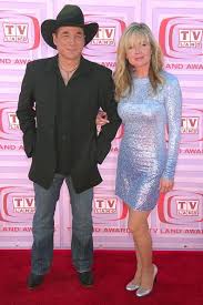 Lisa rinna is not the only celebrity who loves short shag hairstyles. Country Singer Clint Black And Lisa Hartman Black S Touching Love Story