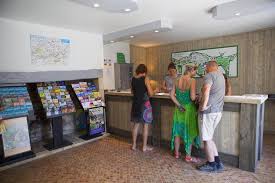 Situé au cœur de la vallée de la dordogne, entre rocamadour et sarlat (30 minutes), le camping est à proximité de. Camping Domaine De La Paille Basse France Souillac Booking Com