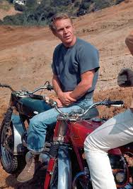 Whether it was a polo shirt and khakis or a lounge suit, everything he wore looked better. Pin By Cecile Demont On ãƒžãƒƒã‚¯ã‚¤ãƒ¼ãƒ³ Steve Mcqueen Style Steve Mcqueen Steven Mcqueen