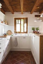 Existe una gran variedad de maderas y colores permitiendo crear gran variedad de diseños no sólo clásicos sino que también los hay vanguardistas. Cocinas Pequenas 65 Fotos Y Muchas Ideas Decorativas Para Sacarle Partido