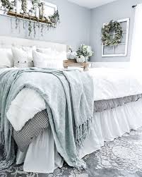Check out chairish for fabulous this beautiful master bedroom designed by emily henderson proves there's nothing like classic decor. 25 Inspiring And Edgy Blue Bedroom Decor Ideas Shelterness