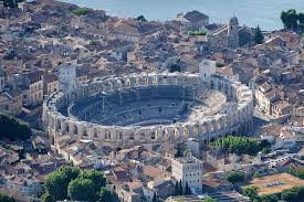 Im altertum hieß die stadt arelas und wurde von julius caesar im jahr 46 vor christus zur römischen militärkolonie gemacht. Privater Tagesausflug Nach Arles Les Baux De Provence Und Saint Remy De Provence Ab Avignon 2021 Tiefpreisgarantie