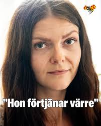 Amanda Blomsterlund läser ur ett brev: ”Tycker du inte själv att du beter  dig illa mot din egen mamma? Även om jag hade varit skyldig så är jag din  mamma”. Hon suckar