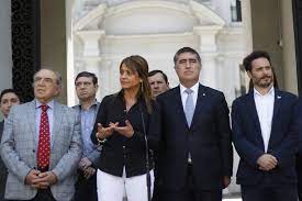 Chile vamos (cv) es una coalición de centroderecha con raíces de conservadurismo liberal, formada por renovación nacional, evolución política, el partido regionalista independiente demócrata y la unión demócrata independiente. Presidentes De Los Partidos De Chile Vamos Se Reunen Con Ministro Blumel Por Acuerdo Constituyente La Tercera