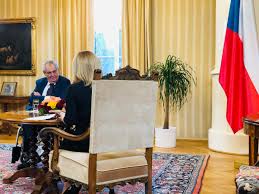 Miloš zeman již v průběhu funkčního období oznámil, že v roce 2001 nebude obhajovat pozici předsedy čssd, a toto místo přenechal vladimíru špidlovi, který po dalších vítězných volbách čssd převzal po miloši zemanovi i funkci premiéra. Jiri Ovcacek On Twitter Prezident Republiky Vystoupi S Mimoradnym Projevem Prezident Republiky Milos Zeman Vystoupi V Nedeli Dne 25 Dubna 2021 V 11 00 Hodin S Mimoradnym Projevem Ktery Bude