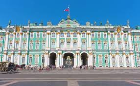 Eine der schönsten vorstädte und berühmtesten paläste in der nähe von sankt petersburg ist puschkin mit dem katharinenpalast. Eremitage Sankt Petersburg Bekanntestes Museum Russlands