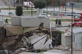 Lo sprofondamento della sede stradale si è verificato in un'area di cantiere a seguito delle forti piogge della scorsa notte. Napoli Mega Voragine Si Apre Nel Parcheggio Dell Ospedale Del Mare De Luca Problema Idrogeologico Esploso Tgcom24
