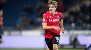Besonders christian pander (7), der per freistoßflanke ja auch den zwischenzeitlichen ausgleich vorbereitete, tat sich auf seiten der gäste hervor. Hannover 96s Kind Uber Hubers Spiel Zu Ende Wenn Erstligist Ernst Macht Transfermarkt