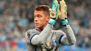 Brenno tem lesão na panturrilha e desfalcará o Grêmio contra o Sport