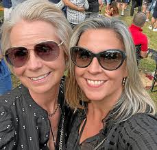 Sanne og Rikke sørger for forplejning i top: Fed musik, foodtrucks og 18  meter lang bar