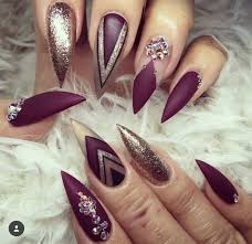 Dos botellas de esmalte de uñas adornadas con mejillones dorados. Pin De Emi Kloppenburg En Nails Unas De Acrilico Elegantes Arte Sencillo De Unas Unas Stiletto