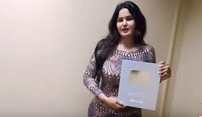 .ضد سما المصري والتي يتهمها فيها بالسب. Ø³Ù…Ø§ Ø§Ù„Ù…ØµØ±ÙŠ ØªØ­ØªÙÙ„ Ø¨Ø­ØµÙˆÙ„Ù‡Ø§ Ø¹Ù„Ù‰ Ø¯Ø±Ø¹ ÙŠÙˆØªÙŠÙˆØ¨ Ø§Ù„ÙØ¶ÙŠ Ø¨ÙˆØ§Ø¨Ø© Ø§Ù„Ø´Ø±ÙˆÙ‚ Ù†Ø³Ø®Ø© Ø§Ù„Ù…ÙˆØ¨Ø§ÙŠÙ„