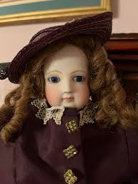 What's the main difference between French and German antique dolls?