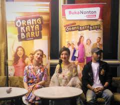 Oct 28, 2020 · nonton film orang kaya baru full movie (2019) tiga bersaudara dan ibu mereka menemukan kegembiraan dan kerugian dari kekayaan mendadak ketika ayah mereka meninggal dan kekayaan rahasianya terungkap. Menggelar Pemutaran Perdana Di Bandung Film Orang Kaya Baru Disambut Antusias Penonton