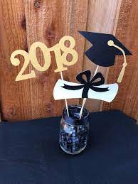 El día de hoy he preparado un increíble artículo para llenar de detalles bonitos la navidad de este año… Centro De Mesa Graduacion 2018 Graduacion Centro De Mesa Etsy Centros De Mesa Graduacion Ideas De Fiesta De Graduacion Fiestas De Graduacion Decoracion