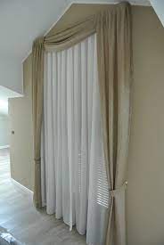 Tendaggio Classico Realizzato Su Misura Come Base Una Tenda Color Bianco Arricciata Con Pieghe Piatte Applicata A Par Tende Colorate Tendaggio Tende Doppie