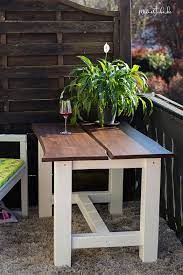 Holz mit holz harmoniert sehr gut. Gartentisch Selbst Bauen Mit Baumkante Diy Meinestube