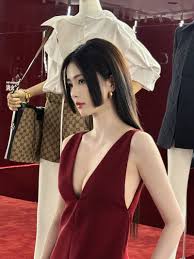 白鹿超有料！深V戰袍洩超巨頭燈大尺度險走光- 自由娛樂