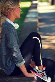 Ama Cio Che Fai E Fai Cio Che Ami Oversized Grey Sports Jumper Paired With Black Sports Leggings Sport Outfits Running Clothes Fitness Fashion