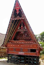 Rumah gadang adalah nama untuk rumah adat minangkabau yang merupakan rumah tradisional dan banyak di jumpai di provinsi sumatra barat, indonesia.rumah ini juga disebut dengan nama lain oleh masyarakat setempat dengan nama rumah bagonjong atau ada juga yang menyebut dengan nama rumah baanjuang. 4 Rumah Bolon Keunikan Asal Fungsi Bagian Gambar