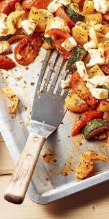 Rezepte Vom Blech Sind Meist Einfach Zuzubereiten So Auch Diese Kostlichen Kartoffeln Mit Feta Zusammen Mit Zucchin In 2020 Gesunde Rezepte Rezepte Mit Feta Rezepte