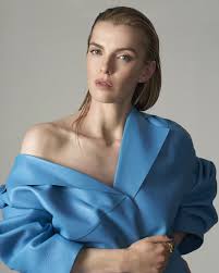 She is best known for portraying debbie liberty belle eagan in the netflix comedy series gl. Betty Gilpin Style Clothes Outfits And Fashion Celebmafia