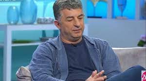 Ποιος ήταν ο δημοσιογράφος που. 2i2di4olybstsm