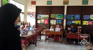 Ridwan kamil menegaskan sekolah di zona hijau seperti di sukabumi, hanya boleh buka setelah semua gurunya akan kita tes pcr, daerah tinggal mengajukan berapa ribu guru yang akan dites. Lulusan Pgsd Hanya Jadi Guru Ternyata Ini Prospek Lainnya Nusa Putra University