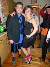 C'était l'occasion de sortir ma robe bustier huilée, assortie de mes baskets nike usées. Pin On Mode 2020